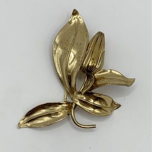 Vintage gold tone leaves and flower bud brooch pin